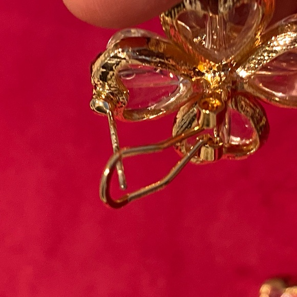 18k Gold Plated Resin Flower Earrings - Picture 2 of 3